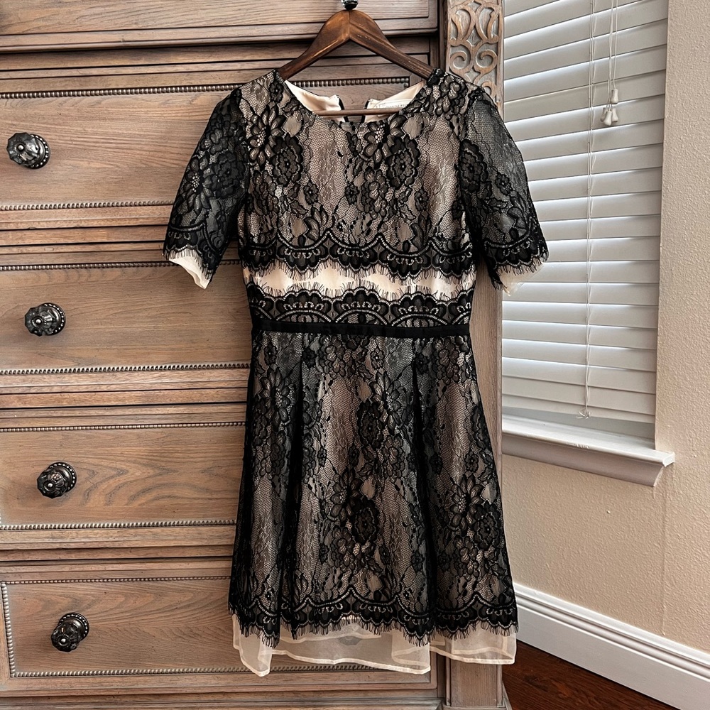 Lace and organza dress. Katherine Kelly. Size 6. Good condition.